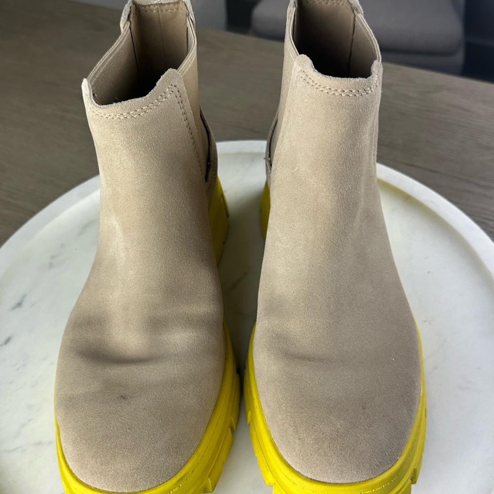 UGG Ashton Tan Boots with Bright Yellow Soles - Picture 7 of 9
